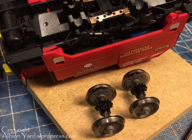 Note square end section splined axle stubs. Wonder why? ...