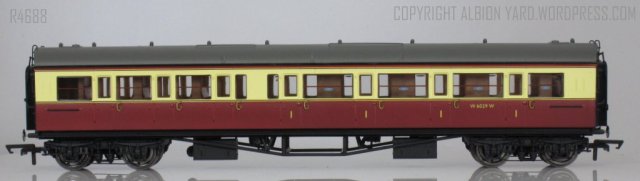 Hornby R4688 Collett Corridor Composite (RH)